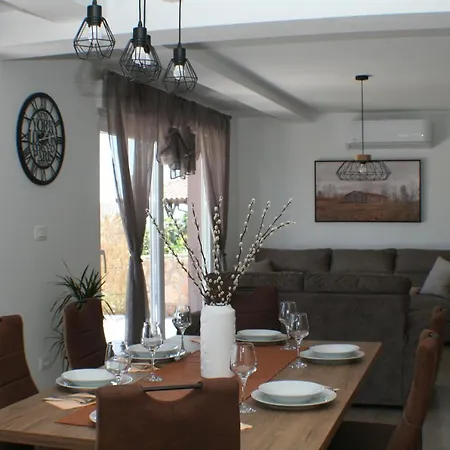 House Jovich Βίλα